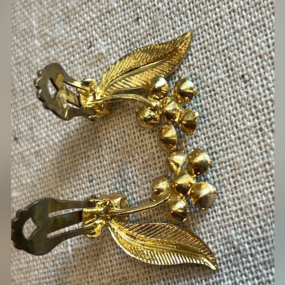 Brooch and earrings Signed AUSTRIA Gold Tone green Flowers Vintage pin - Picture 5 of 5